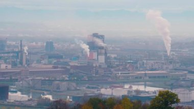 Sonbaharda sanayi bölgesi olan Linz kentsel bölgesi. Yüksek kalite 4k görüntü
