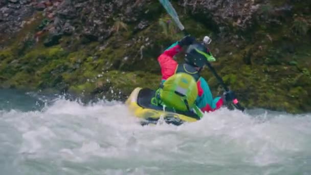 Kayak Groupe Pagayant Dans Rivière Steyr Près Hinterstoder Images Haute — Video