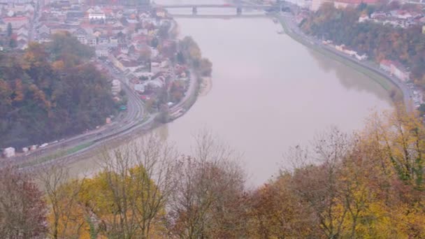 Pan Attraverso Valle Del Danubio Vicino Linz Con Poestlingberg Filmati — Video Stock