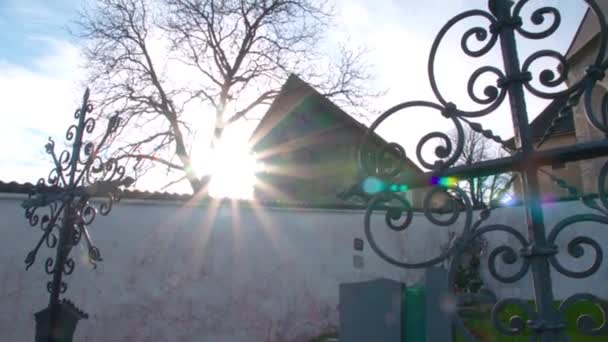 Pfanne Friedhof Mit Schmiedeeisernen Kreuzen Hochwertiges Filmmaterial — Stockvideo