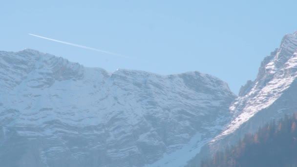 オーストリア北部のヒンターストッダー付近で雪に覆われた高山の頂上を飛行する飛行機 高品質4K映像 — ストック動画
