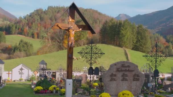 Hermoso Cementerio Colinas Alpinas Frauenstein Alta Austria Imágenes Alta Calidad — Vídeos de Stock