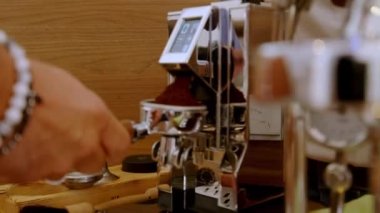 Yani kaliteli kahve makinesiyle kahve hazırlamak. Yüksek kalite 4k görüntü