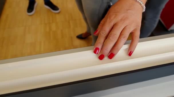 Vrouwelijke Hand Aanraken Binnenkant Van Modern Venster Tentoonstelling Hoge Kwaliteit — Stockvideo