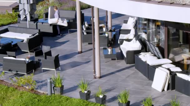 Trabalhador Hotel Que Coloca Travesseiros Cadeiras Terraço Imagens Alta Qualidade — Vídeo de Stock