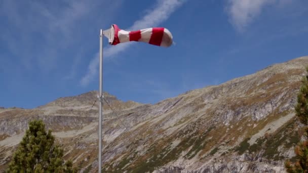 Szélzokni Magas Alpesi Régióban Kiváló Minőségű Felvételek — Stock videók