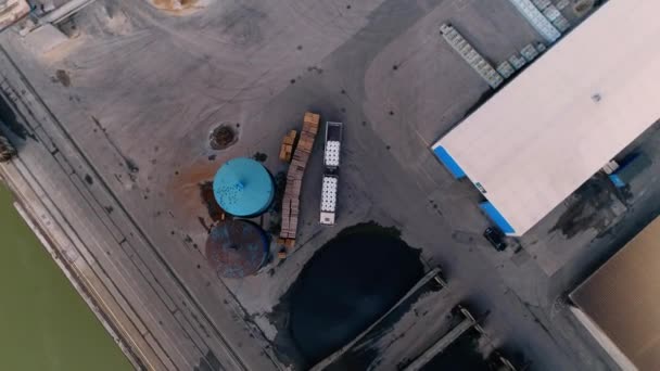 Drone Disparo Camión Conduciendo Los Almacenes Imágenes Alta Calidad — Vídeo de stock