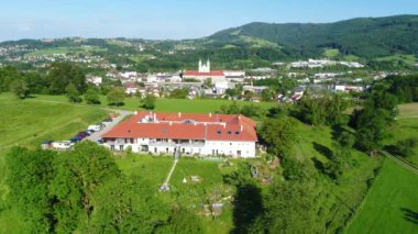 Steyr Anteni 'nin yanında çiftlik evi olan bir garsten. Yüksek kalite 4k görüntü