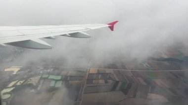 Avusturya, Viyana üzerindeki bulutların arasından yükselen uçak. Yüksek kalite 4k görüntü