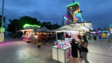 Alacakaranlıkta Barselona 'da renkli ve güzel bir yolculuk. Yüksek kalite 4k görüntü