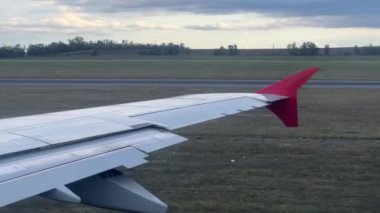 Havaalanından başlamak için uçak pistten geçiyor. Yüksek kalite 4k görüntü