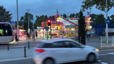 Alacakaranlıkta Barselona 'da renkli ve güzel bir yolculuk. Yüksek kalite 4k görüntü