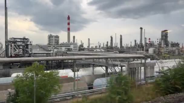 ウィーンのシュヴァヒトにある石油化学および鉱物油工場 高品質4K映像 — ストック動画