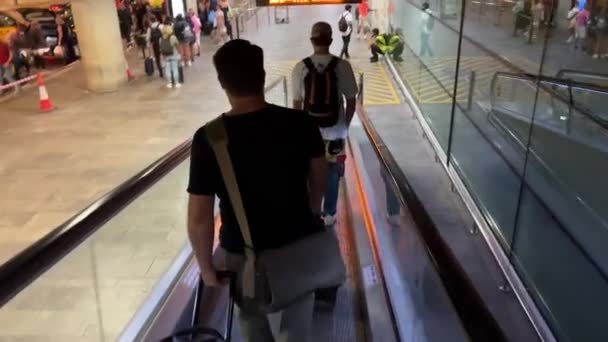 Havaalanındaki Hareket Halindeki Gezginler Yüksek Kalite Görüntü — Stok video