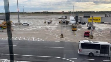 Havaalanında yer personeli ve uçuş görevlileri. Yüksek kalite 4k görüntü