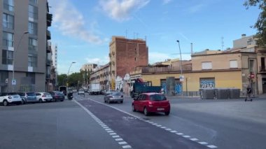 Sabah Poblenou semtinde Barselona caddesi manzarası. Yüksek kalite 4k görüntü