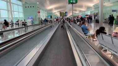 Havaalanı terminalinde yürüme yolu. Yüksek kalite 4k görüntü