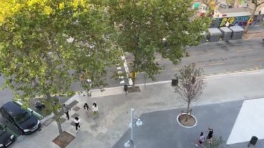 Poblenou bölgesindeki Barselona sokak manzarası yukarıdan izlendi. Yüksek kalite 4k görüntü