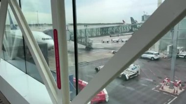 Havaalanının giriş kapısında çeşitli zemin trafiğiyle yürüyoruz. Yüksek kalite 4k görüntü