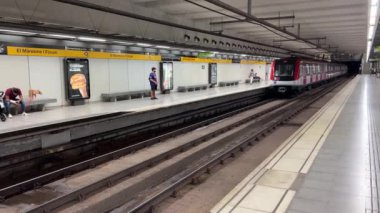 Metro trenleri Barselona metro istasyonuna giriyor. Yüksek kalite 4k görüntü