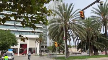 Barselona şehir merkezi, işlek cadde ve otel gökdelenleri. Yüksek kalite 4k görüntü