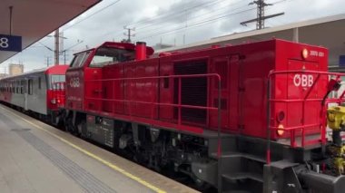 Diesel loco ana istasyondan yolcu trenini çekiyor. Yüksek kalite 4k görüntü