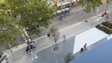 Poblenou bölgesindeki Barselona sokak manzarası yukarıdan izlendi. Yüksek kalite 4k görüntü