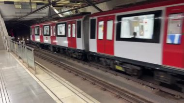 Metro trenleri Barselona metro istasyonundan ayrılıp içeri giriyor. Yüksek kalite 4k görüntü