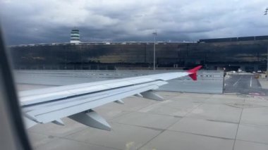 Havaalanından başlamak için uçak pistten geçiyor. Yüksek kalite 4k görüntü