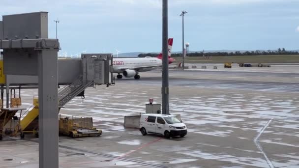 地上スタッフと空港でのフライトハンドリング 高品質4K映像 — ストック動画
