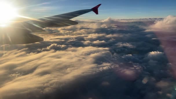 하늘에 아름다운 구름이 비행기 고품질 — 비디오