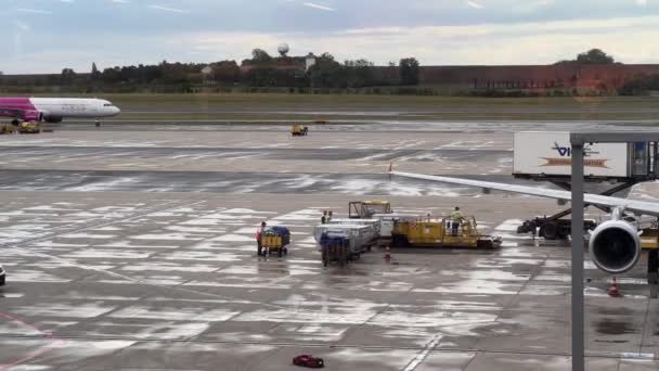 机场的地面工作人员和飞行处理 高质量的4K镜头 — 图库视频影像