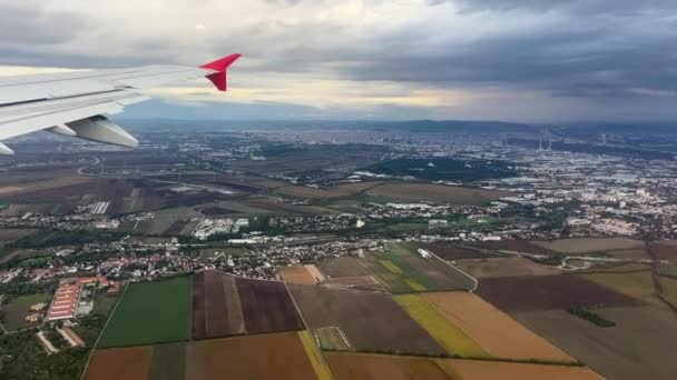 Самолет Поднимается Над Веной Австрия Высококачественные Кадры — стоковое видео