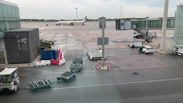 Μεταφορά Κενών Αποσκευών Και Πύλη Επιβίβασης Στο Αεροδρόμιο Υψηλής Ποιότητας — Αρχείο Βίντεο