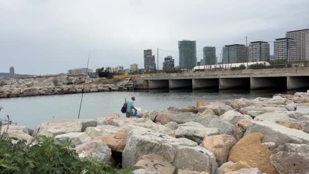 Pescatore Alla Spiaggia Barcellona Con Porto Filmati Alta Qualità — Video Stock