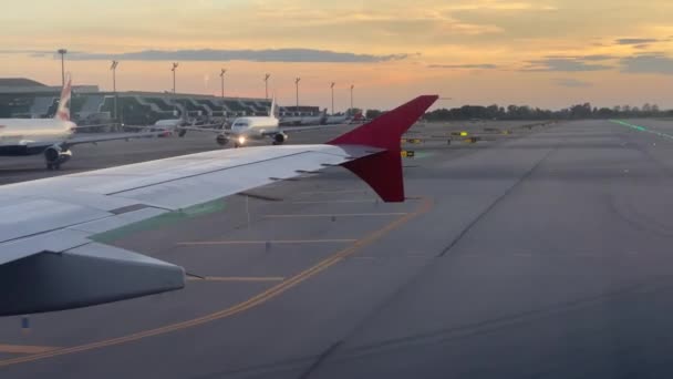Geaard Vliegtuig Navigeert Naar Gate Hoge Kwaliteit Beeldmateriaal — Stockvideo