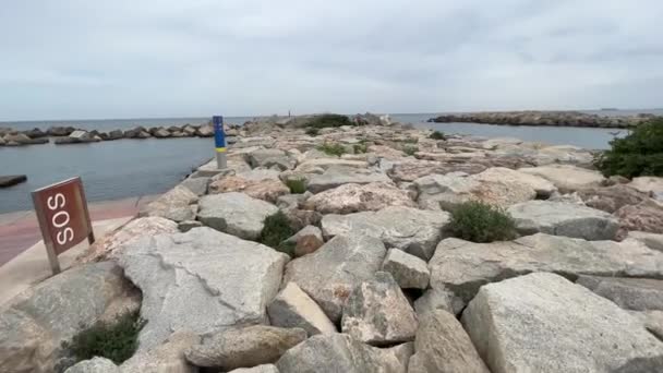 Περπάτημα Κατά Μήκος Της Πέτρινης Προβλήτας Στην Παραλία Της Βαρκελώνης — Αρχείο Βίντεο