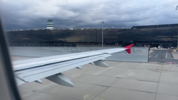 공항을 출발하기 비행장을 횡단하는 비행기 고품질 — 비디오
