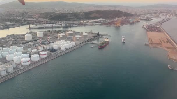Barcelonas Hamn Och Oljelagring Från Annalkande Plan Högkvalitativ Film — Stockvideo