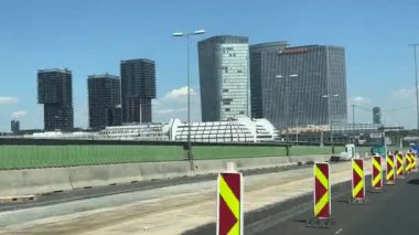 Viyana şehrinin ufuk çizgisi güney doğu tangente caddesinden görülüyor. Yüksek kalite 4k görüntü