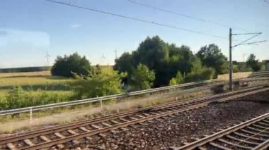 Geçen trenden rüzgar türbinleri görüldü. Yüksek kalite 4k görüntü