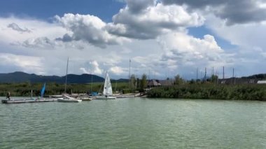 Avusturya, Salzburg 'daki Wallersee Alp Gölü' nde yelken limanı. Yüksek kalite 4k görüntü