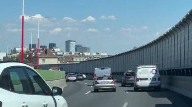 Viyana şehrinin ufuk çizgisi güney doğu tangente caddesinden görülüyor. Yüksek kalite 4k görüntü