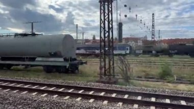 Tren Viyana ana ana istasyonuna giriyor. Yüksek kalite 4k görüntü