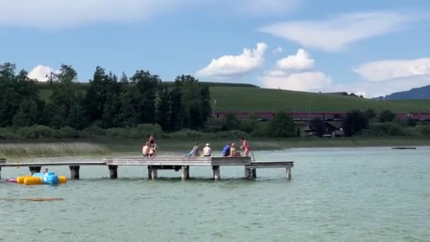 Personnes Baignant Sur Lac Autrichien Train Passant Arrière Plan Images — Video