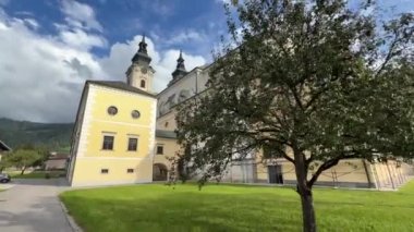 Yukarı Avusturya 'da, Spital am Pyhrn' de kutsanmış bir manastır. Yüksek kalite 4k görüntü