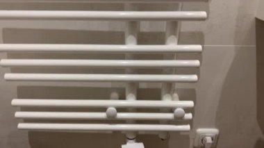 Havlu radyatörü ve saç kurutma makinesi modern banyoda. Yüksek kalite 4k görüntü