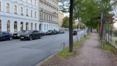 Viyana 'da park etmiş arabaları olan bir şehir caddesi. Yüksek kalite 4k görüntü