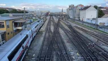 Viyana Westbahnhof İstasyonu yakınlarındaki demiryolu rayları. Yüksek kalite 4k görüntü