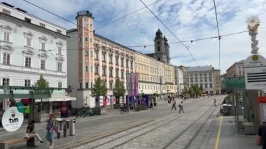 Linz Hauptplatz ve tramvay kullanırken görülen belediye binaları. Yüksek kalite 4k görüntü